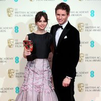 Felicity Jones y Eddie Redmayne posan con el premio a mejor película británica para 'La teoría del todo' en los BAFTA 2015