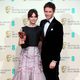 Felicity Jones y Eddie Redmayne posan con el premio a mejor película británica para 'La teoría del todo' en los BAFTA 2015