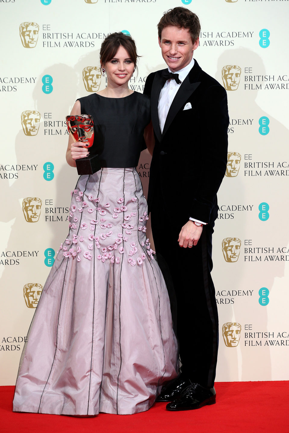 Felicity Jones y Eddie Redmayne posan con el premio a mejor película británica para 'La teoría del todo' en los BAFTA 2015