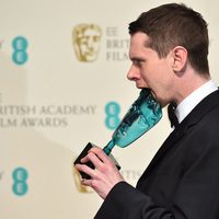 Jack O'Connell posa con su premio a mejor actor revelación en los BAFTA 2015