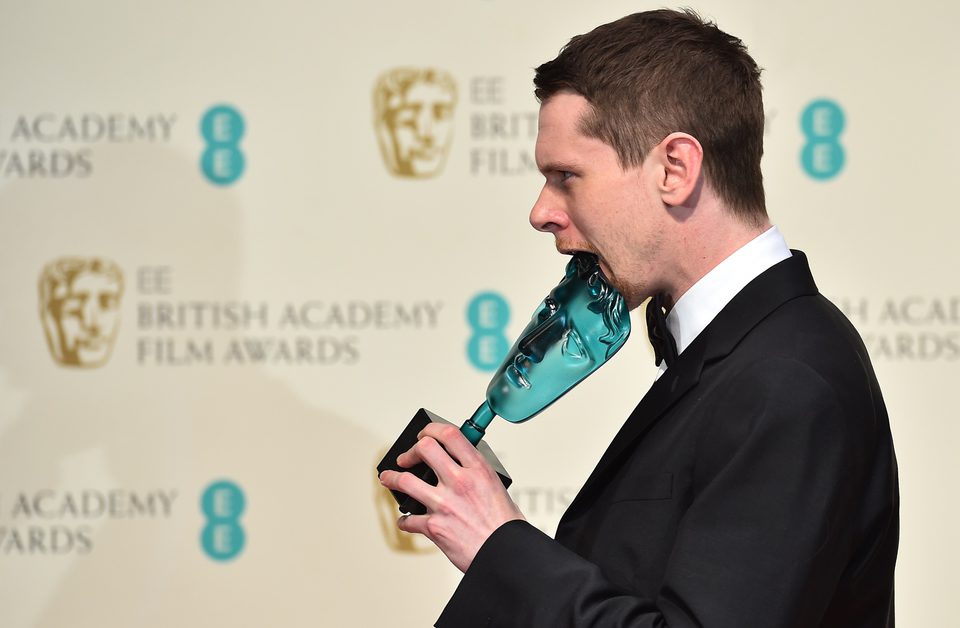 Jack O'Connell posa con su premio a mejor actor revelación en los BAFTA 2015