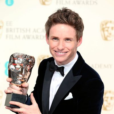 Eddie Redmayne posa con su galardón a mejor actor en los BAFTA 2015