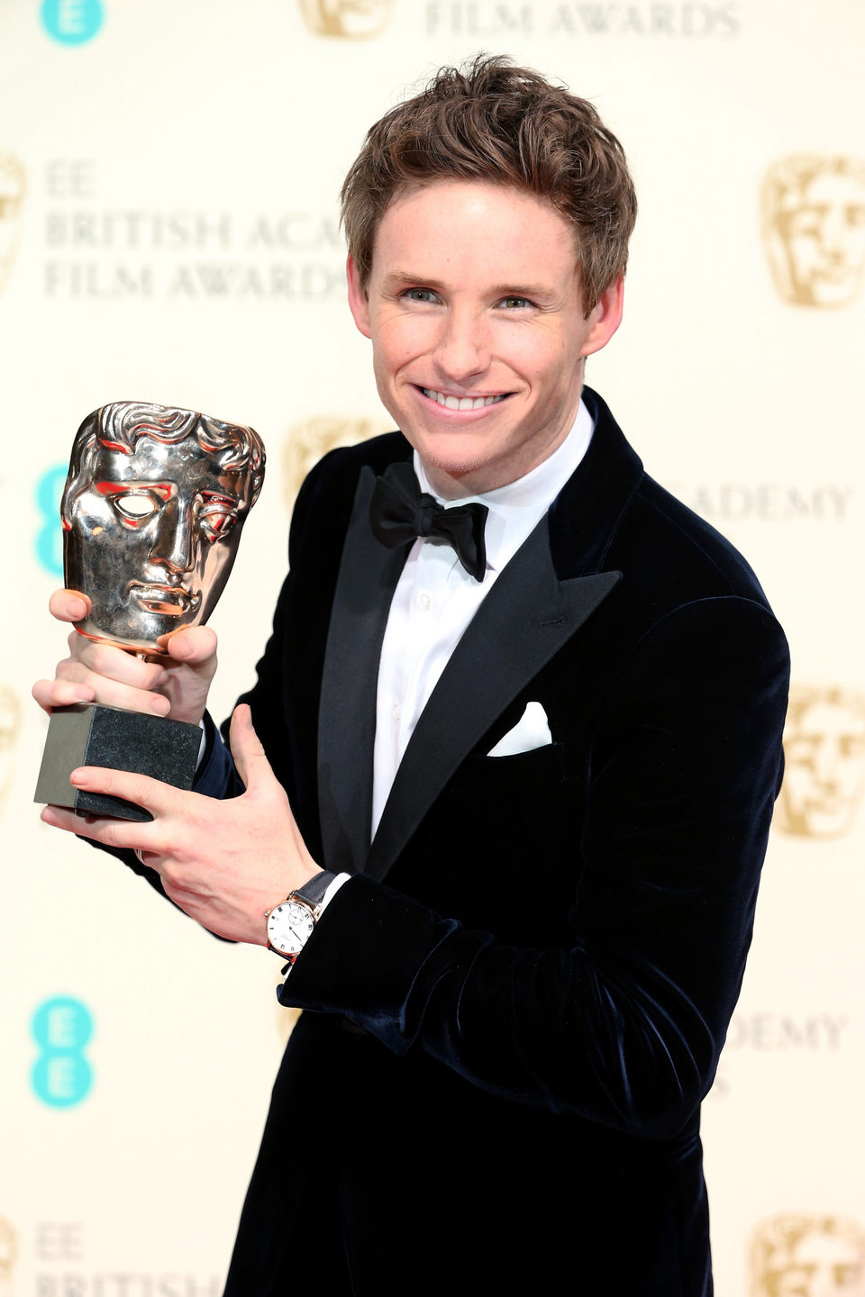 Eddie Redmayne posa con su galardón a mejor actor en los BAFTA 2015