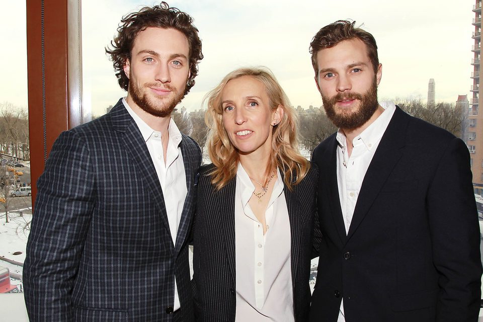 Sam Taylor Johnson con Aaron Taylor-Johnson y Jamie Dornan en el evento fan de 'Cincuenta sombras de Grey'