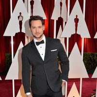 Matt McGorry posa en la alfombra roja de los Oscar 2015