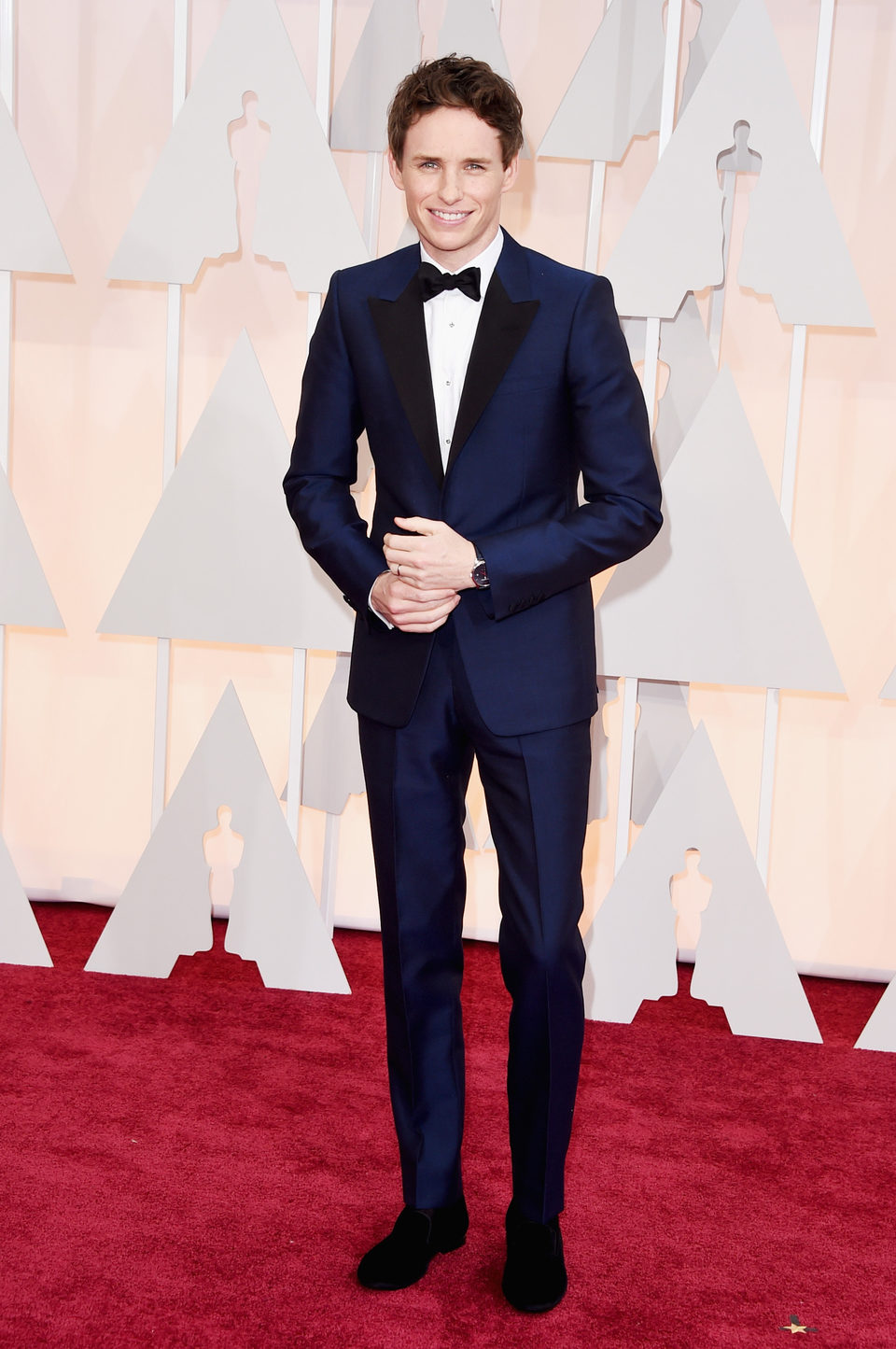 EddieRedmayne posa en la alfombra roja de los Oscar 2015