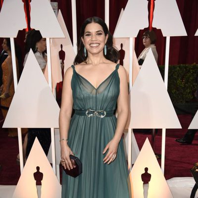 America Ferrera en la alfombra roja de los premios Oscar 2015