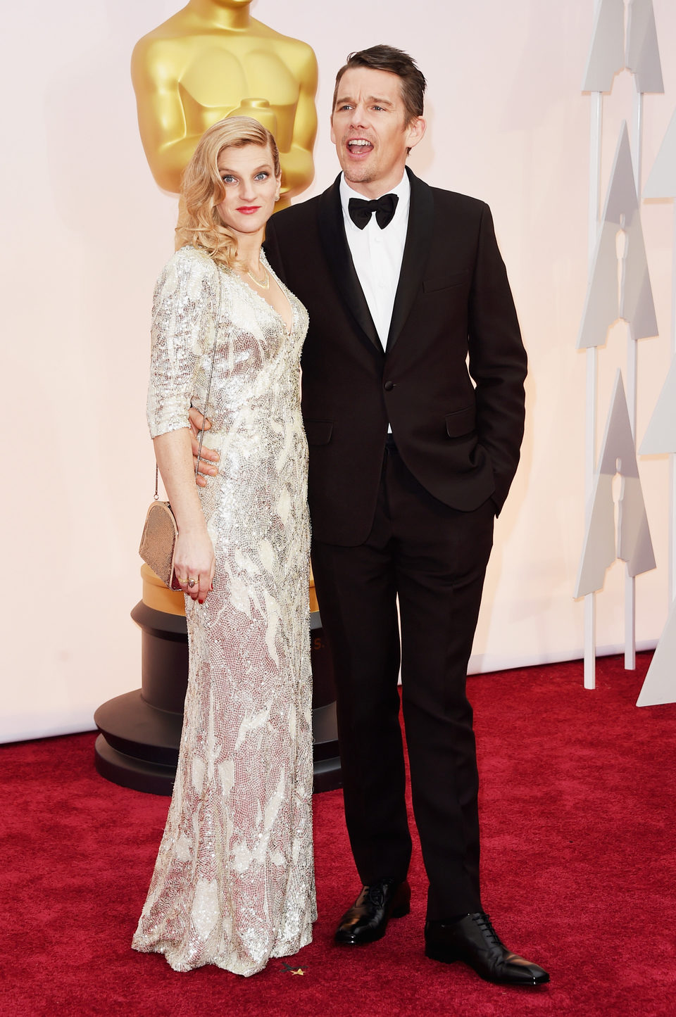 Ethan Hawke junto a su mujer Ryan Hawke en la alfombra roja de los Oscar 2015