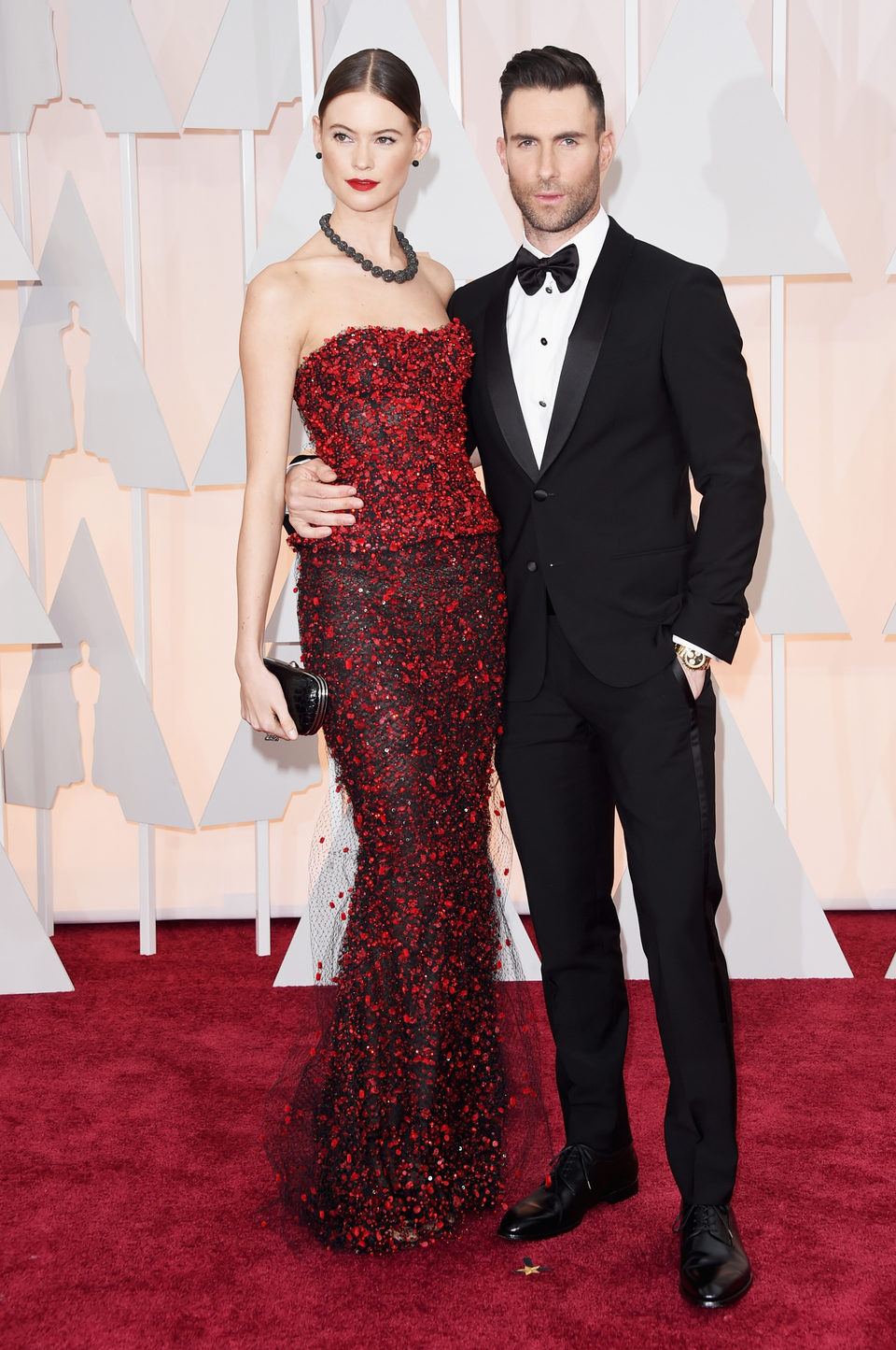 Adam Levine posa junto a su esposa Behati Prinsloo a su llegada a los Oscar 2015