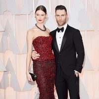 Adam Levine posa junto a su esposa Behati Prinsloo a su llegada a los Oscar 2015