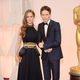 Eddie Redmayne posa junto a su mujer Hannah Bagshawe a su llegada a la alfombra roja de los Oscar 2015