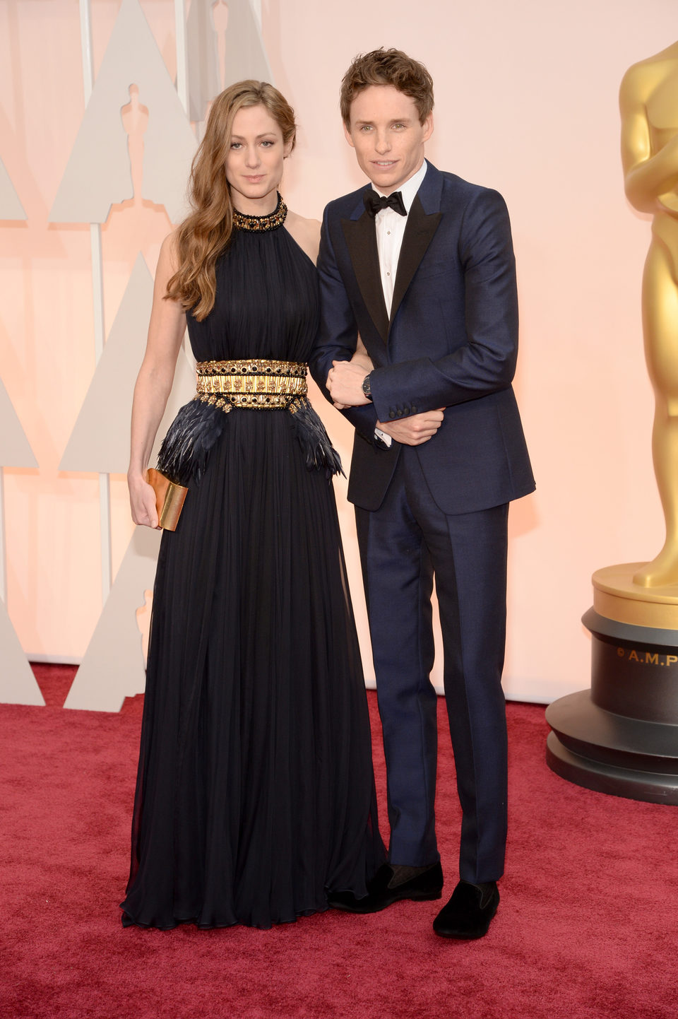 Eddie Redmayne posa junto a su mujer Hannah Bagshawe a su llegada a la alfombra roja de los Oscar 2015