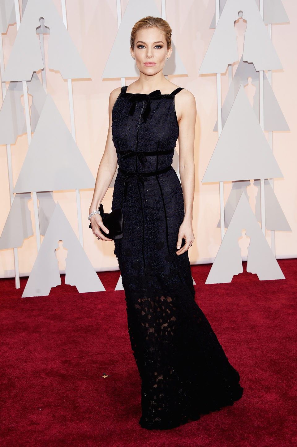 Sienna Miller en la alfombra roja de los Oscar 2015