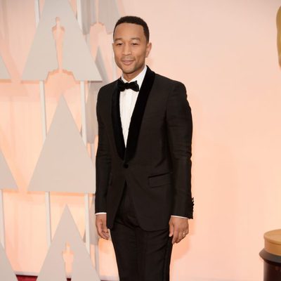 John Legend posa en la alfombra roja de los Oscar 2015