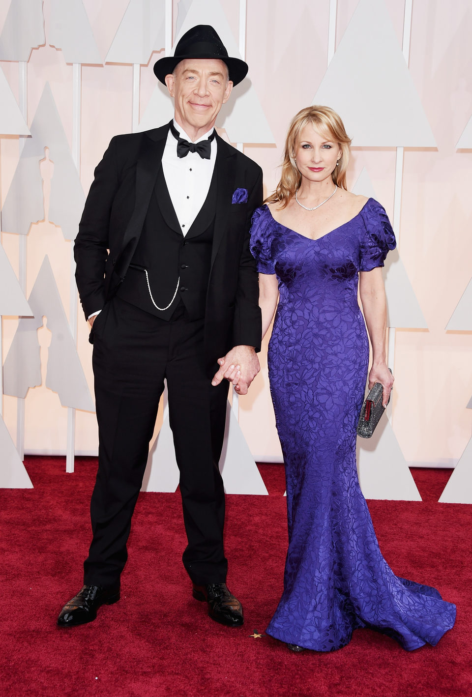 J.K. Simmons junto a su mujer Michelle Schumacher en la alfombra roja de los Oscar 2015