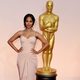 Zoe Saldana posa en la alfombra roja de los Oscar 2015