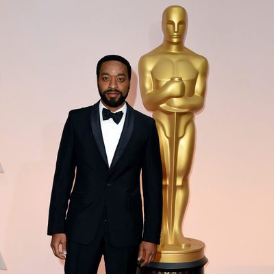 Chiwetel Ejiofor posa en la alfombra roja de los Oscar 2015