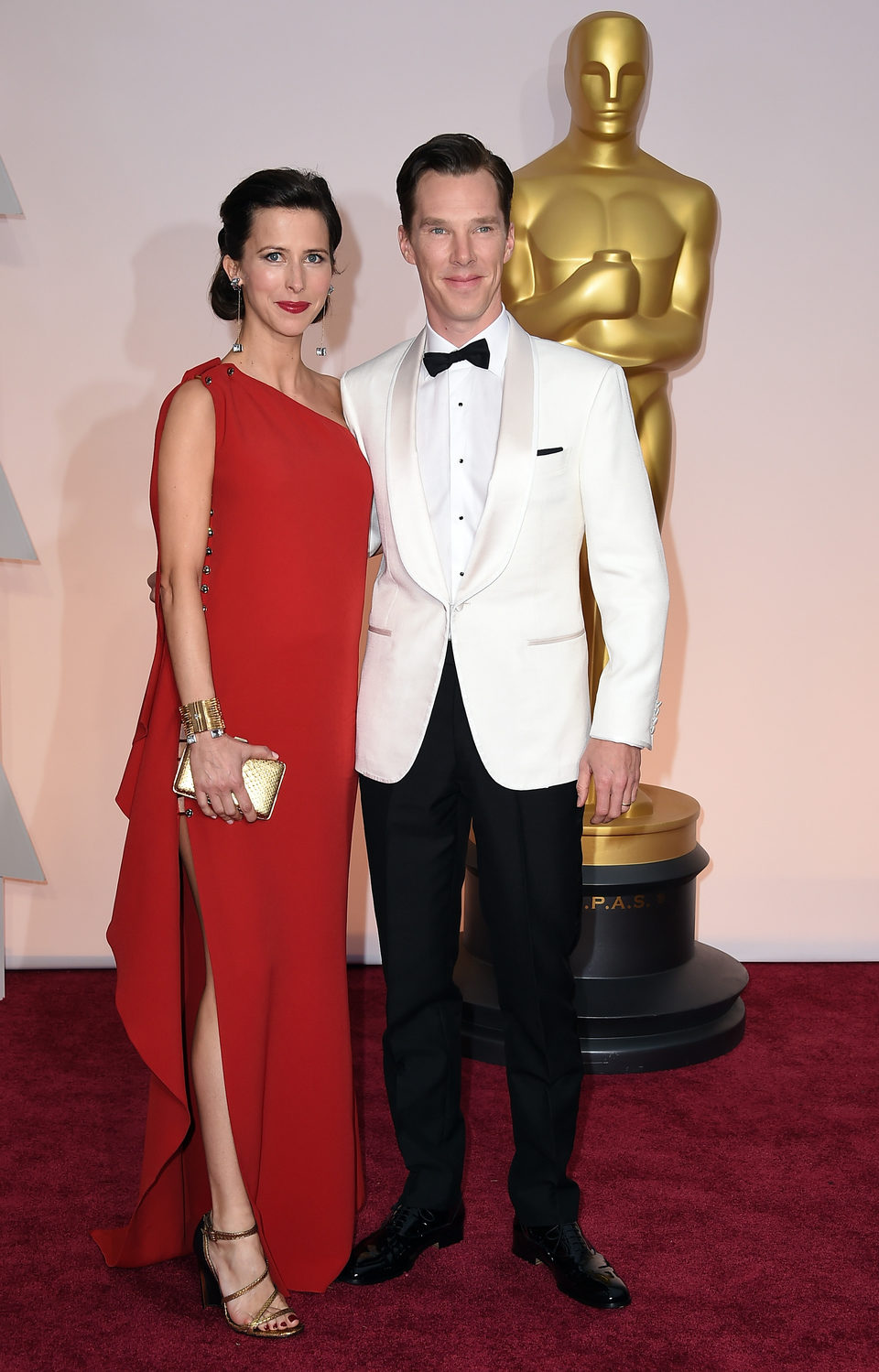 Benedict Cumberbatch junto a su mujer Sophie Hunter en la alfombra roja de los Oscar 2015