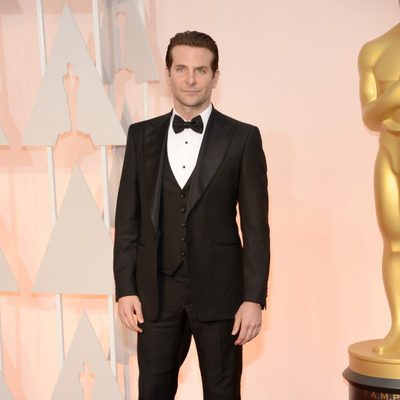 Bradley Cooper en la alfombra roja de los Oscar 2015