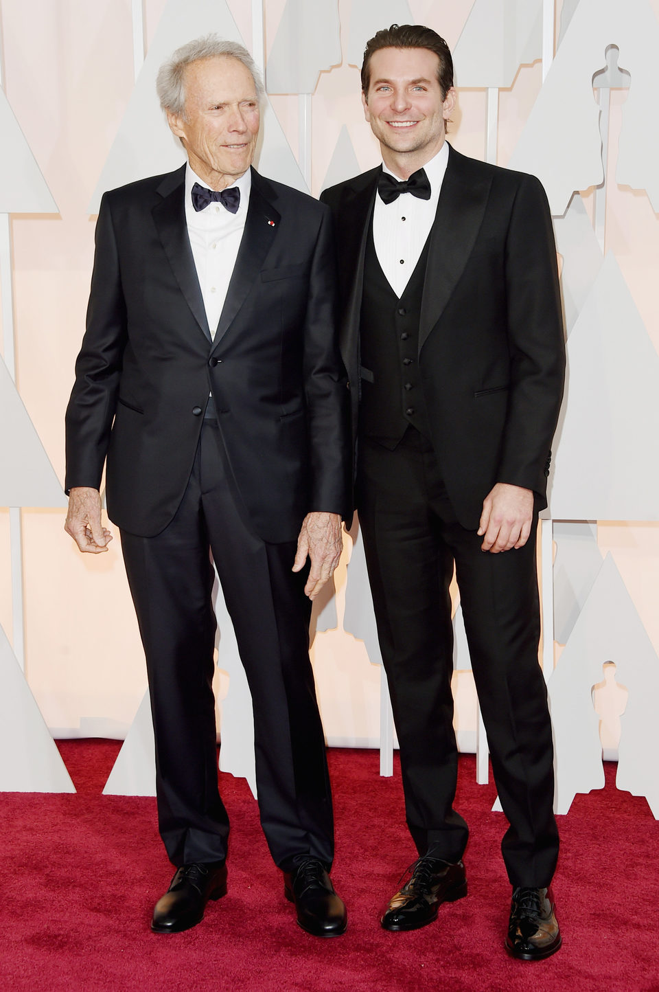 Bradley Cooper junto a Clint Eastwood en la alfombra roja de los Oscar 2015