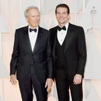 Bradley Cooper junto a Clint Eastwood en la alfombra roja de los Oscar 2015