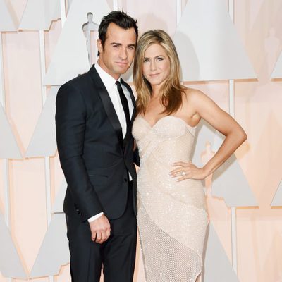 Jennifer Aniston y su prometido Justin Theroux en la alfombra roja de los Oscar 2015