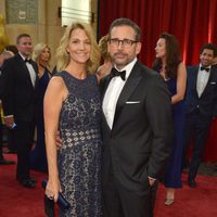 Steve Carell con su mujer Nancy Carell en la alfombra roja de los Oscar 2015