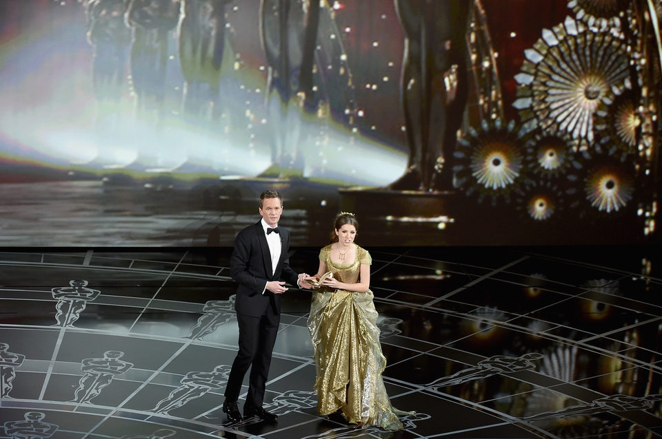 Anna Kendrick y Neil Patrick Harris en el número musical inicial de los Oscar 2015