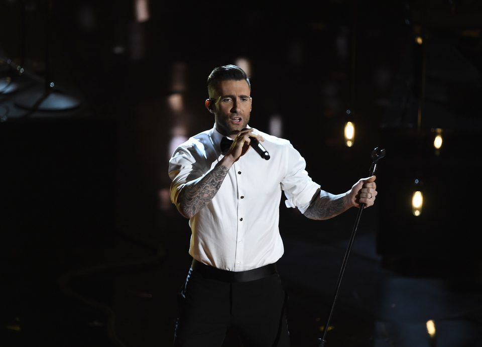 Adam Levine canta 'Lost Stars' en directo en los Oscar 2015