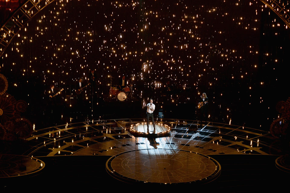 Adam Levine sobre el escenario del Dolby Theatre interpretando 'Lost Stars'