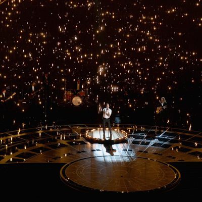 Adam Levine sobre el escenario del Dolby Theatre interpretando 'Lost Stars'