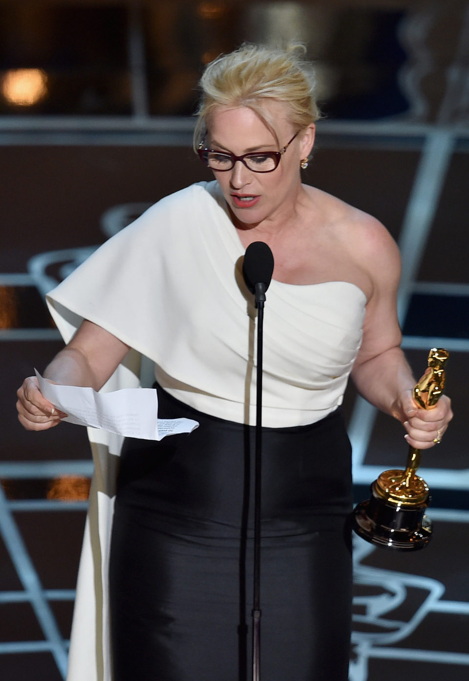 Patricia Arquette recibe el Oscar a Mejor actriz de reparto 