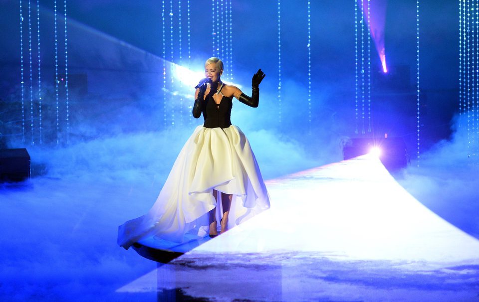 Rita Ora interpreta 'Grateful' en la gala de los Oscar 2015