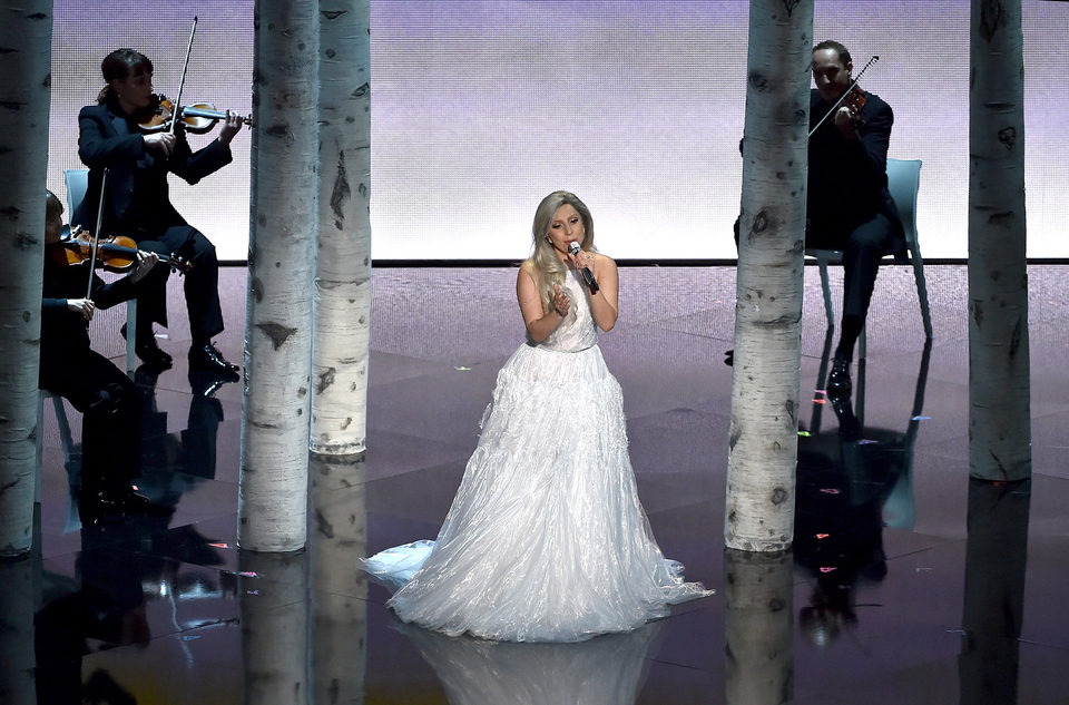 Lady Gaga conmemora a 'Sonrisas y lágrimas' en los Oscar 2015