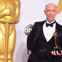 J.K. Simmons con su Oscar como Mejor Actor de reparto entre las manos