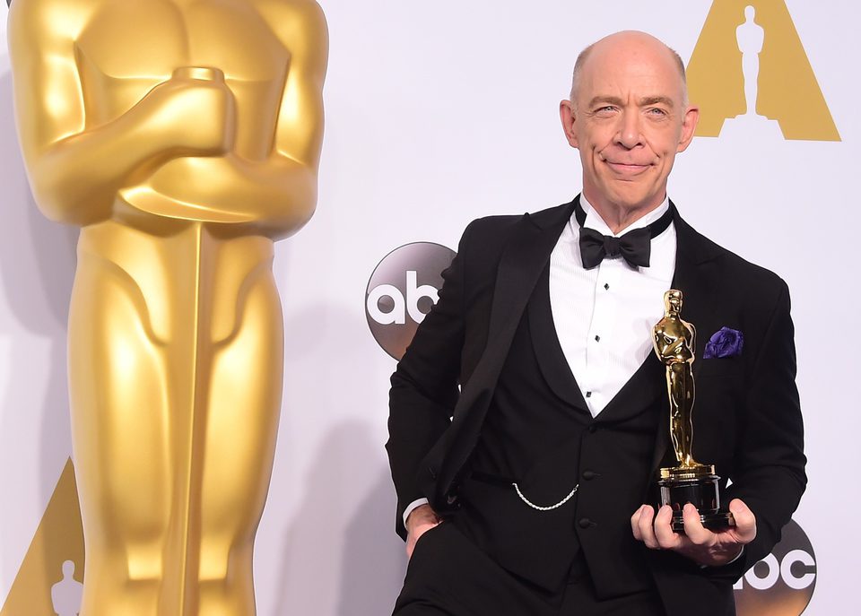 J.K. Simmons con su Oscar como Mejor Actor de reparto entre las manos