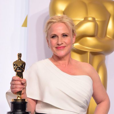 Patricia Arquette con su recién ganado Oscar como Mejor Actriz de reparto