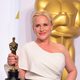 Patricia Arquette con su recién ganado Oscar como Mejor Actriz de reparto