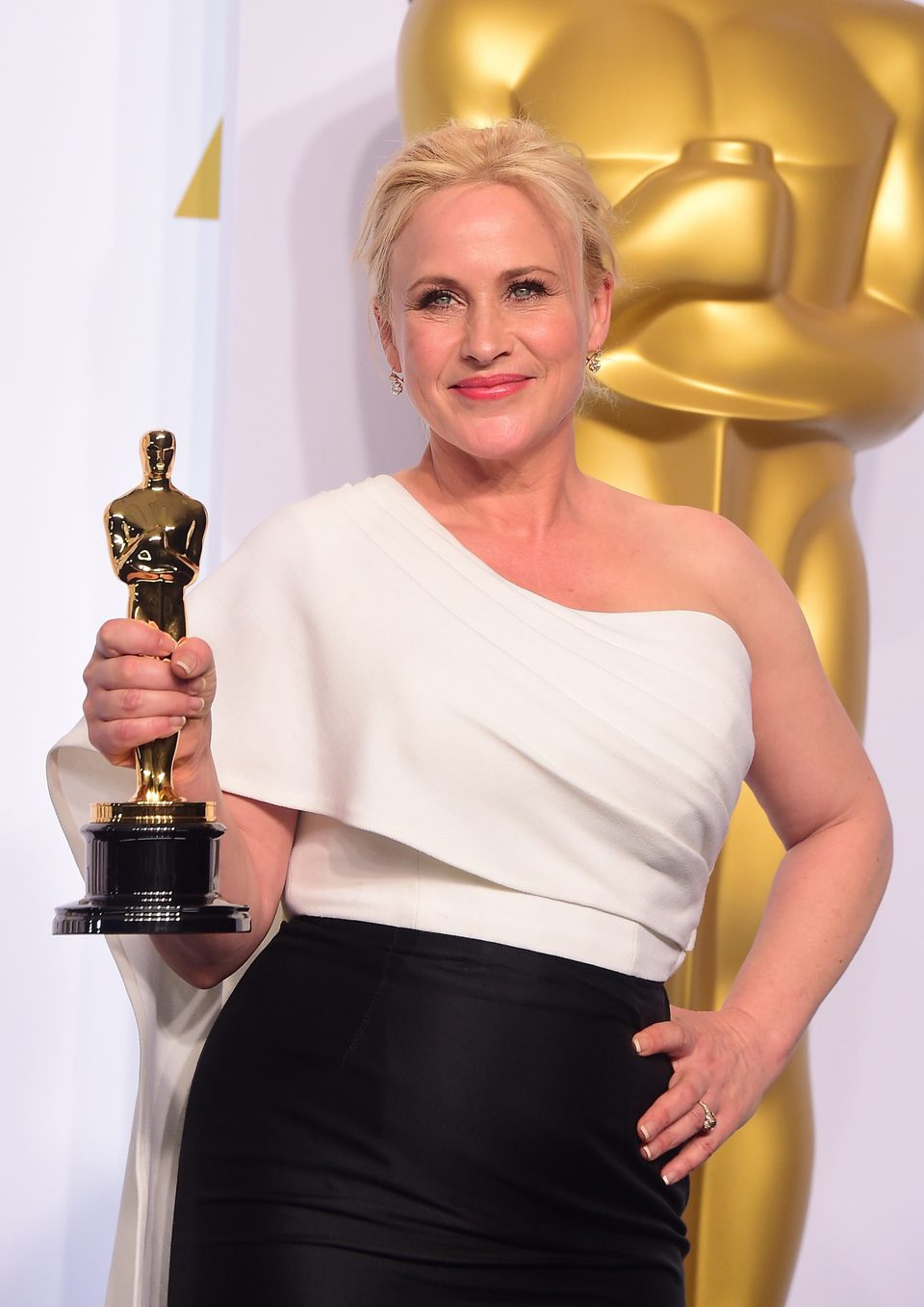 Patricia Arquette con su recién ganado Oscar como Mejor Actriz de reparto