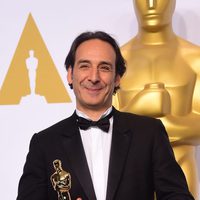 Alexandre Desplat posa con su primer Oscar