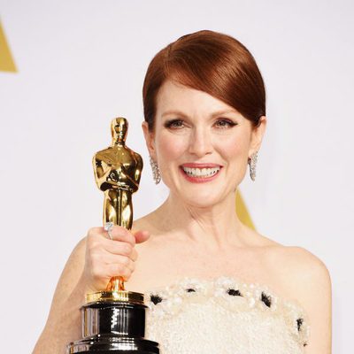 Julianne Moore posa con su Oscar a la Mejor Actriz