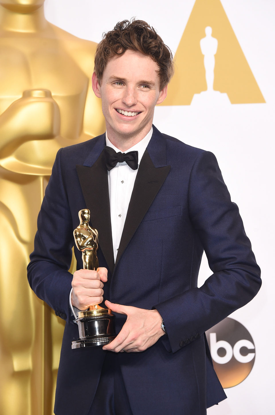 Eddie Redmayne posa con su primer Oscar a Mejor actor