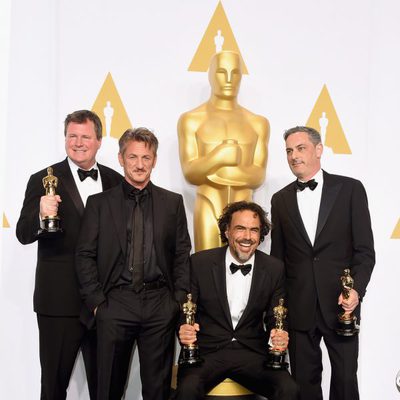 Alejandro González Iñárritu posa junto a sus tres Oscars, Sean Penn y sus compañeros productores