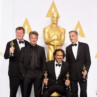 Alejandro González Iñárritu posa junto a sus tres Oscars, Sean Penn y sus compañeros productores