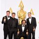 Alejandro González Iñárritu posa junto a sus tres Oscars, Sean Penn y sus compañeros productores