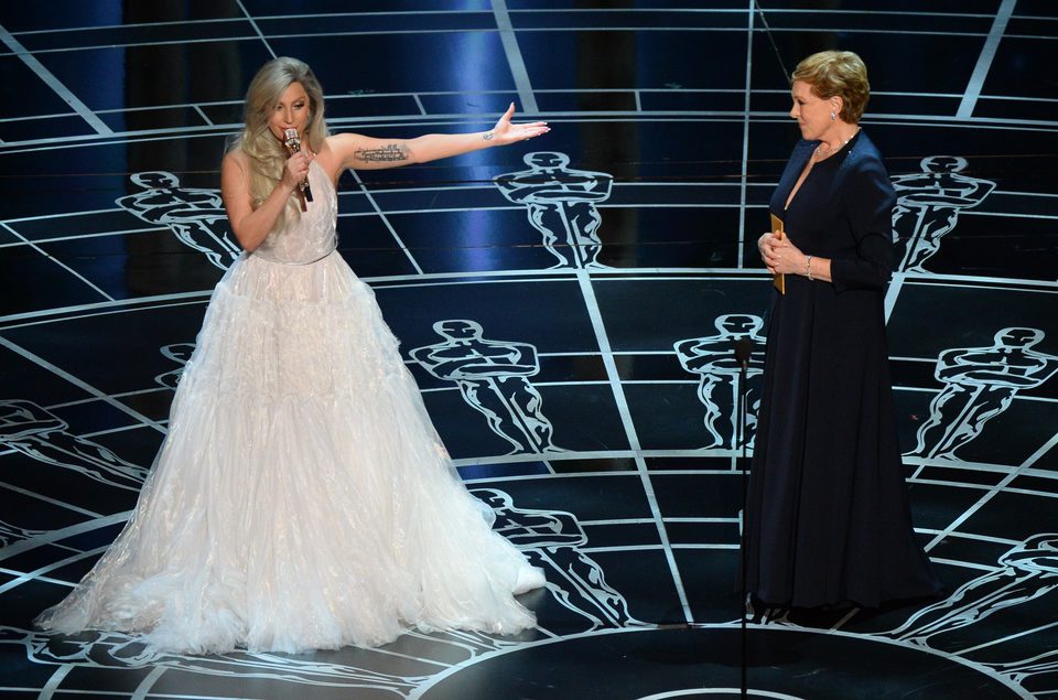 Lady Gaga y Julie Andrews sobre el escenario de los Oscar 2015