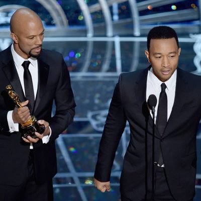 John Legend y Common reciben el premio a la Mejor Canción en los Oscar 2015