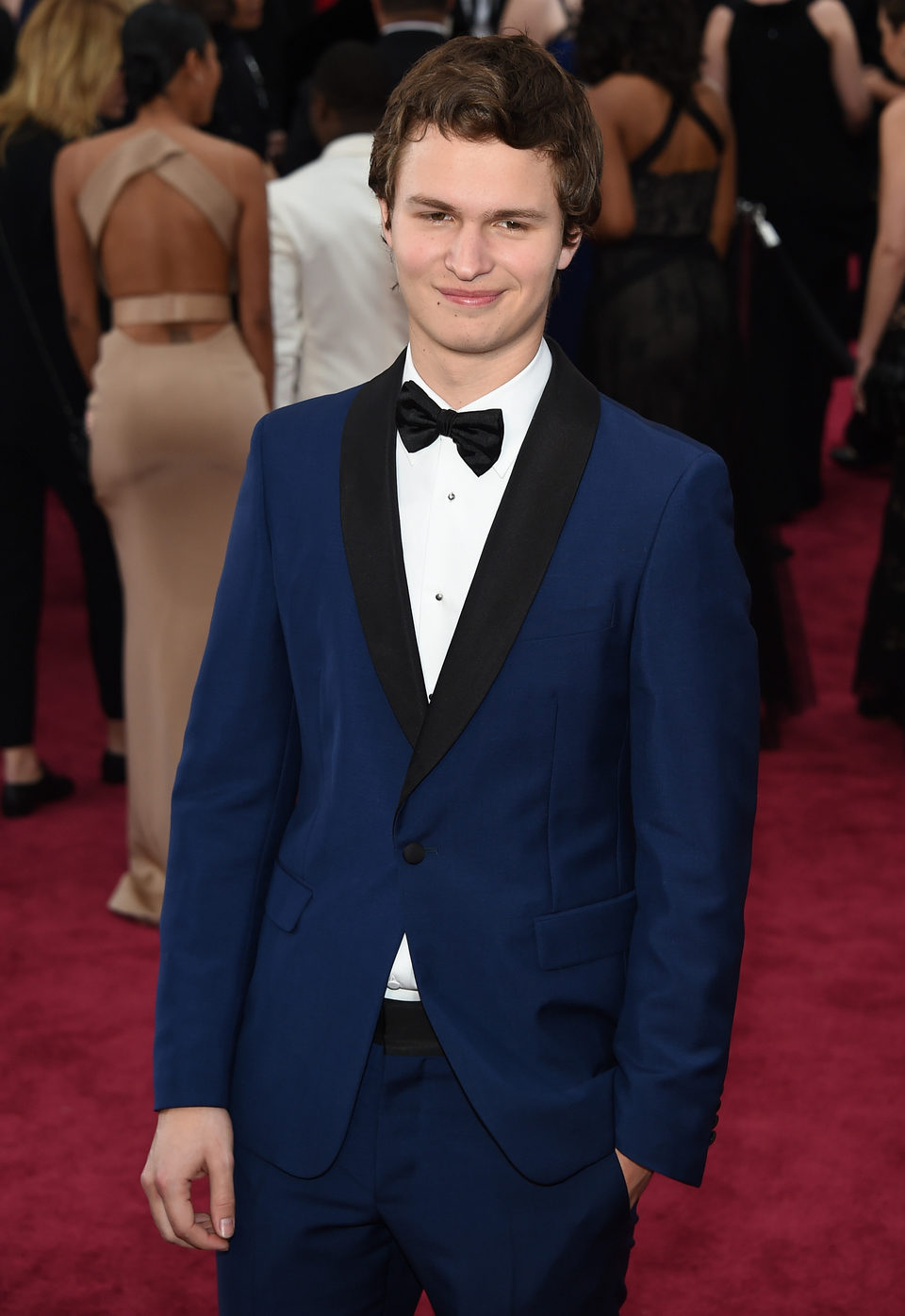 Ansel Elgort en la alfombra roja de los Oscar 2015