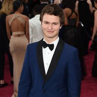 Ansel Elgort en la alfombra roja de los Oscar 2015