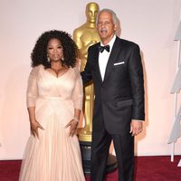 Oprah Winfrey y su marido en la alfombra roja de los Oscar 2015